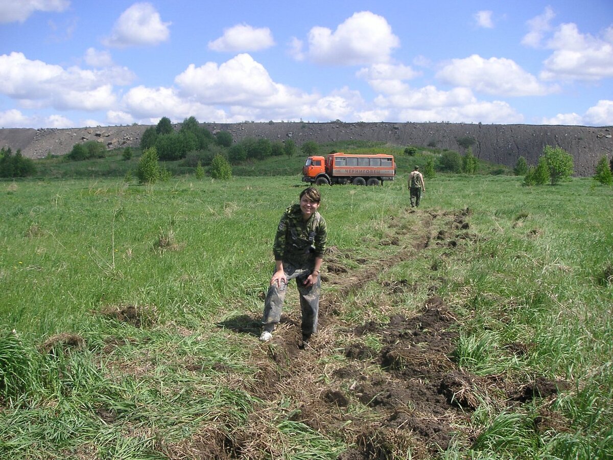 Канавка для отлова мелких млекопитающих почти готова. На заднем плане - отвалы породы.