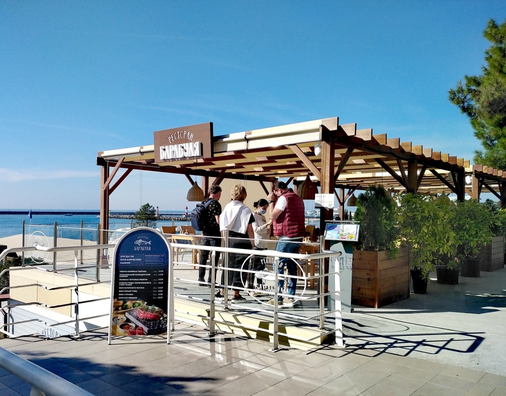 На входе это всё одна компания. Ресторан "Барабуля" на спуске к морю, фото автора