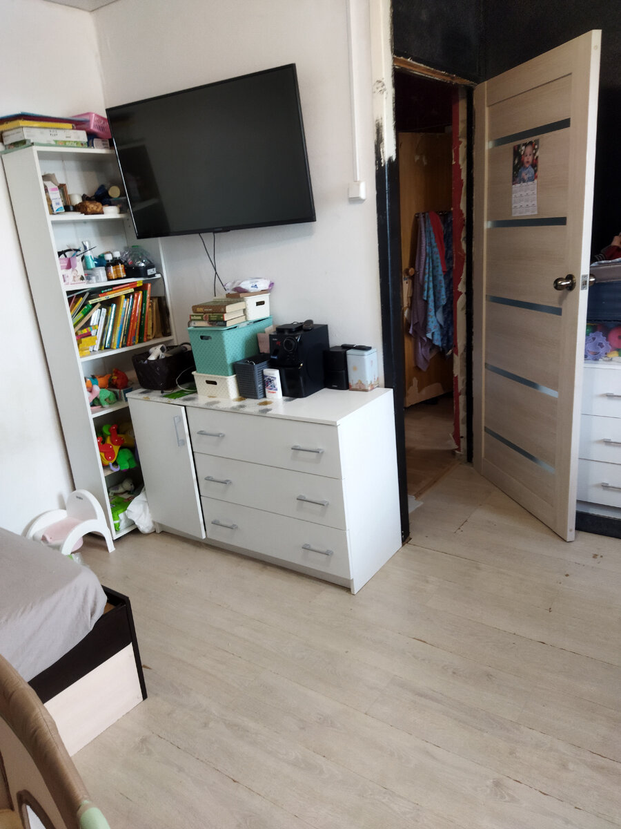 Комната. Видна неокрашенная часть стены над дверью и кусок страшной прихожей. Как прихожая выглядела вся квартира до нашего мини-ремонта. Стены ужасно неровные, мы замучились с ними. 