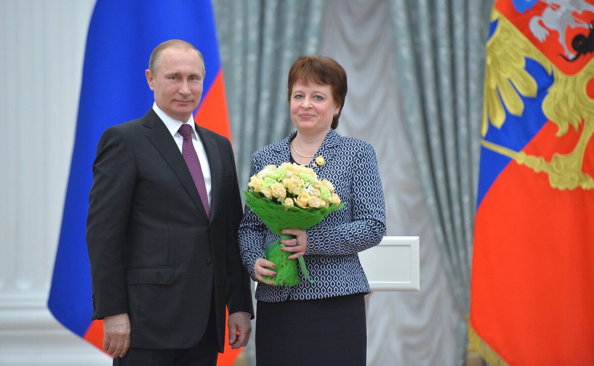 Церемония вручения государственных наград Российской Федерации. Почётное звание «Народный учитель Российской Федерации» присвоено учителю лицея № 1 города Цимлянска Ростовской области Елене Нечитайловой. Автор: Пресс-служба Президента Российской Федерации. Дата: 10 марта 2016. Источник: http://kremlin.ru/events/president/news/51485/photos