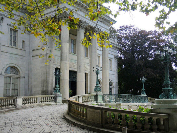 Парадный вход в «Мраморный дом» с подъездом для конных экипажей 