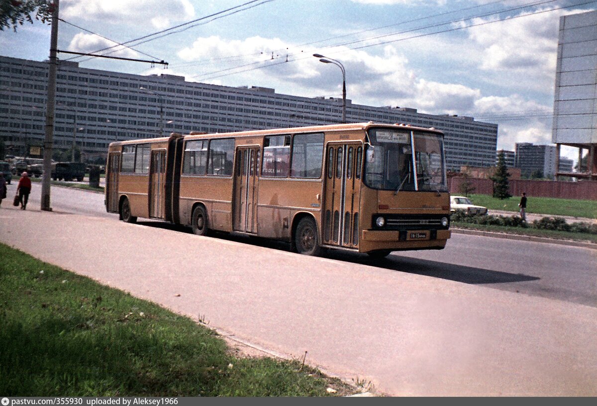 1970-е гг., г. Москва, Профсоюзная улица, маршрут № 28, автобус Ikarus 280.01, фото: https://pastvu.com/p/355930