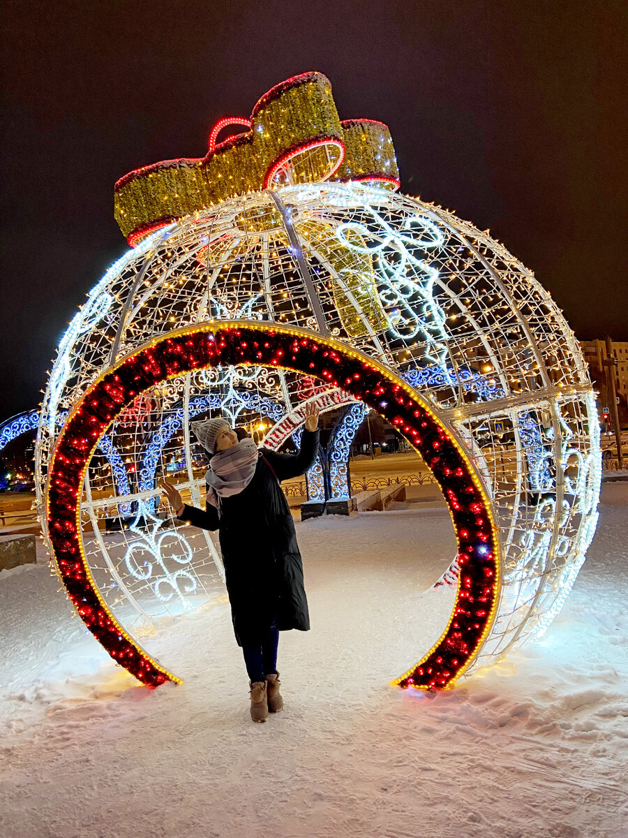 Одно из самых праздничных мест города - у ТРЦ "Жемчужина Сибири"
