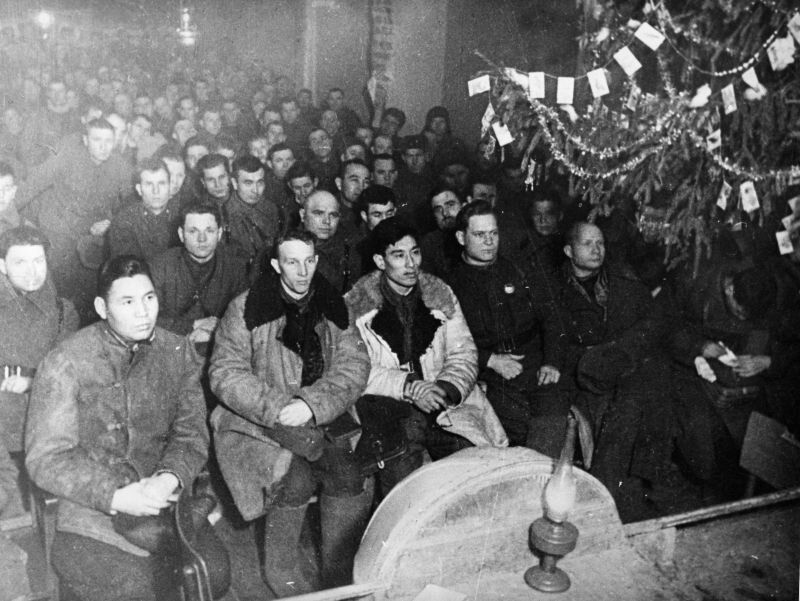 Собрание бойцов 1073-го стр. полка 8-ой гв.стр. дивизии в д. Крюково 31.12.1941. Источник: https://waralbum.ru/photocache/13/23/40/132340-files/132340-main.jpg