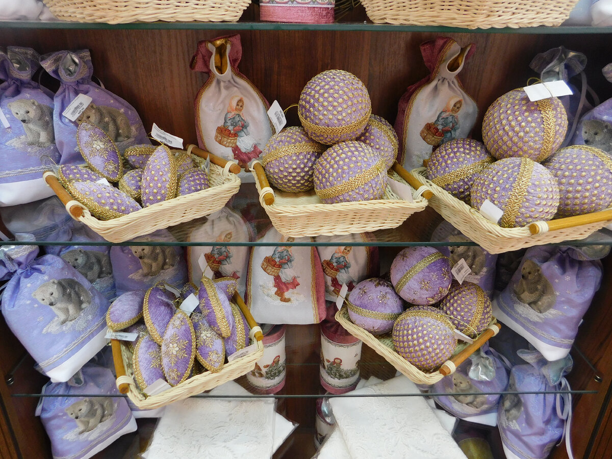 Яркие ёлочные игрушки стали вышивать в Ново-Тихвинском монастыре в Екатеринбурге не так давно. Фото автора.