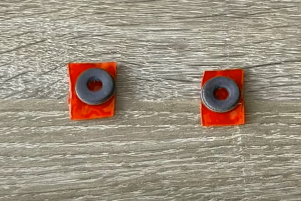 Клеим на двусторонний скотч