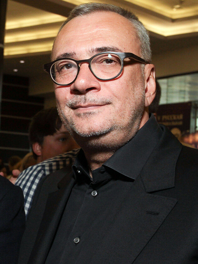 Константин Меладзе. Сбил женщину
Еще один случай трагической автомобильной аварии с участием знаменитости - это история продюсера Константина Меладзе, который в декабре 2012 года на трассе Киев-Обухов насмерть сбил 30-летнюю Анну Пищало. Музыкант сам вызвал полицию и попытался оказаться первую помощь пострадавшей, но та скончалась до приезда "скорой". На суде свою вину Меладзе-старший не отрицал, но следствие доказало, что Константин наехал на жертву по неосторожности и до последнего пытался избежать столкновения - это помогло Меладзе избежать наказания. После суда Константин обещал семье погибшей содержать ее детей до достижения ими совершеннолетия.