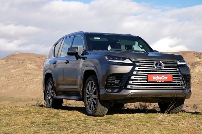 Lexus LX вид спереди