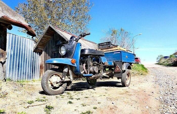 Первый советский грузовой мотороллер появился в 1959 году и получил название «Муравей». Транспорт должен был заменить собой небольшие грузовики в хозяйстве советских граждан, колхозах и на производствах. Первые модели «Муравьев» получились весьма неоднозначными. Самое время разобраться в том, за что же ругали советские водители и за что хвалили данный мотороллер.