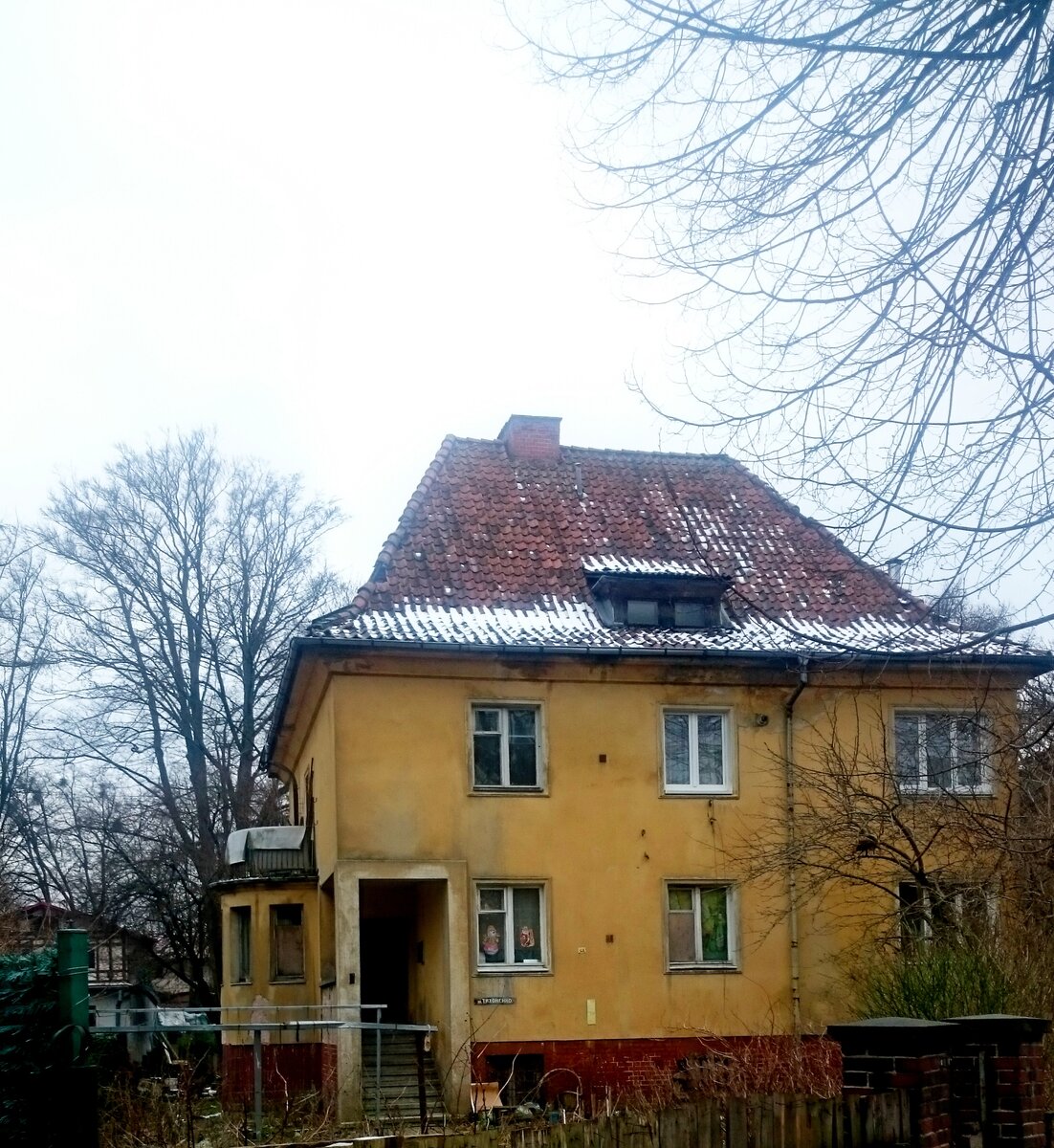 Вот вроде бы ничего особенного, дома как дома, но есть в них что то все-таки. В этом - необычный вход., эркер, терраса...