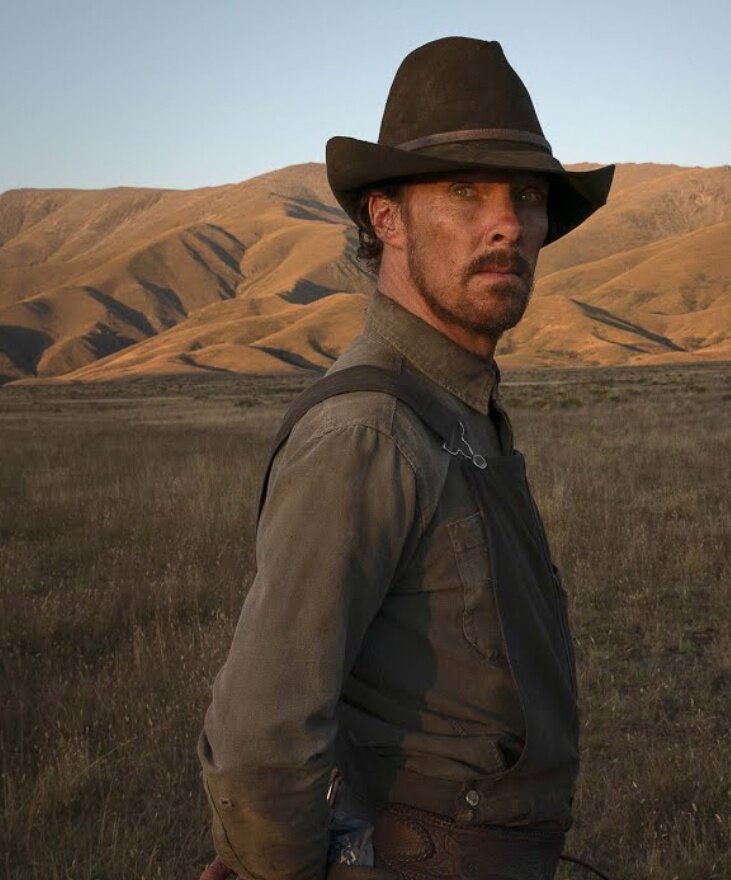 Власть пса 2021г. 1920-е годы.Братья Фил и Джордж владеют крупнейшим ранчо Монтаны. Несмотря на родство и совместны бизнес,у них мало общего:Фил груб,не любит мыться и не упускает возможности унизить слабых,а Джордж тих, мягок и предпочитает спокойно вести бизнес.