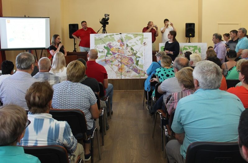 Российские публичные слушания: граждане в зале, власти и разработчик генплана - на трибуне. Не обсуждение, но голосование