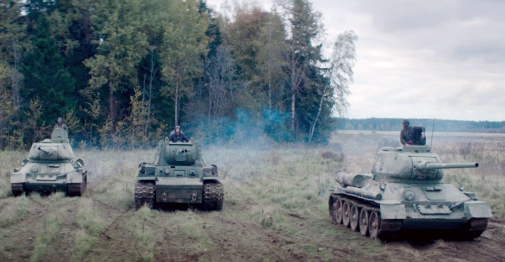 За эту и другие сцены с участием Т-34-85, создателей фильма не пинали только ленивые. Но это не точно. 