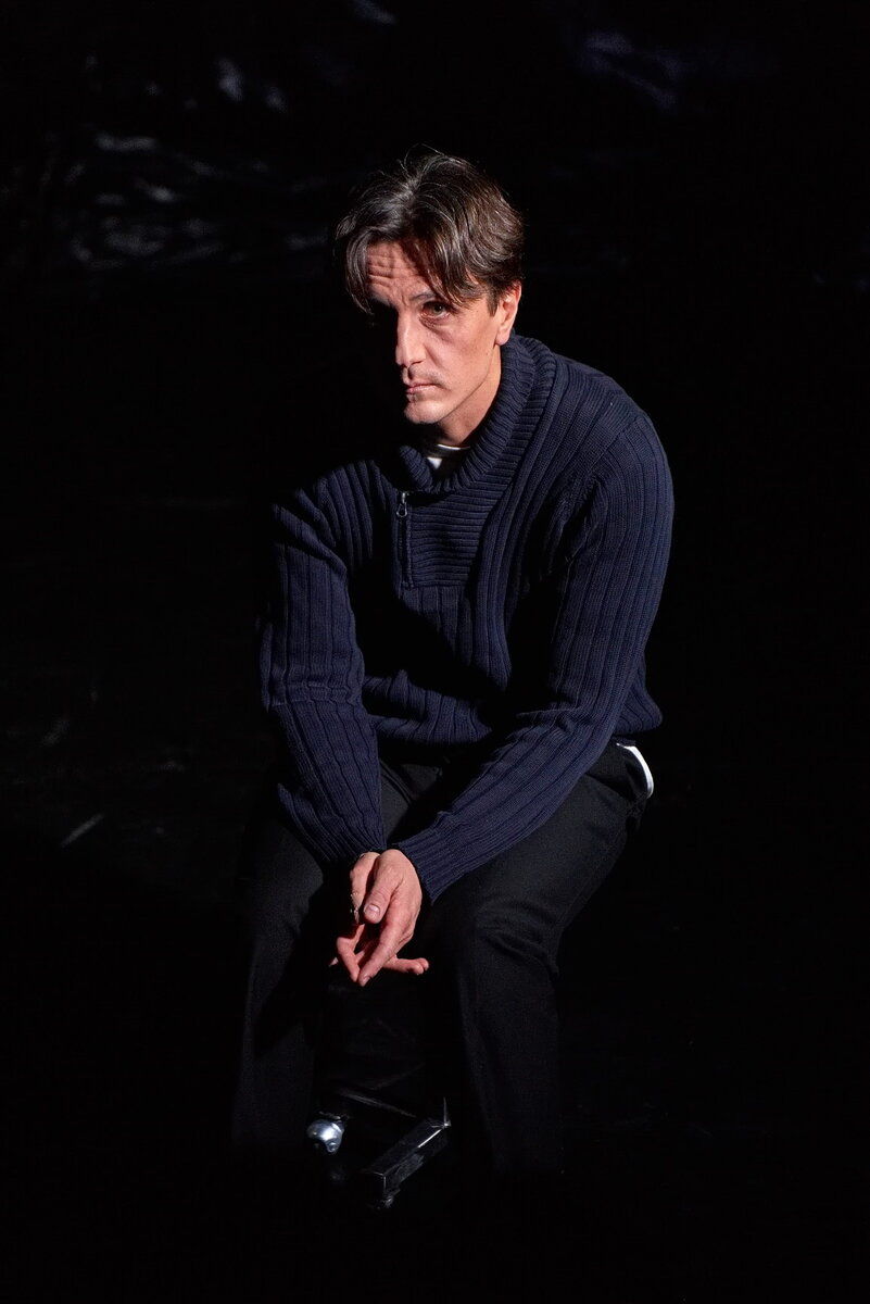 Андрей Кружков в спектакле "Человек-подушка"