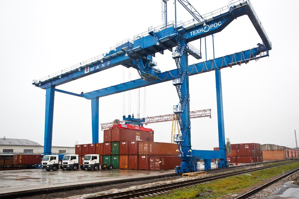 Козловой кран для перегрузки контейнеров
