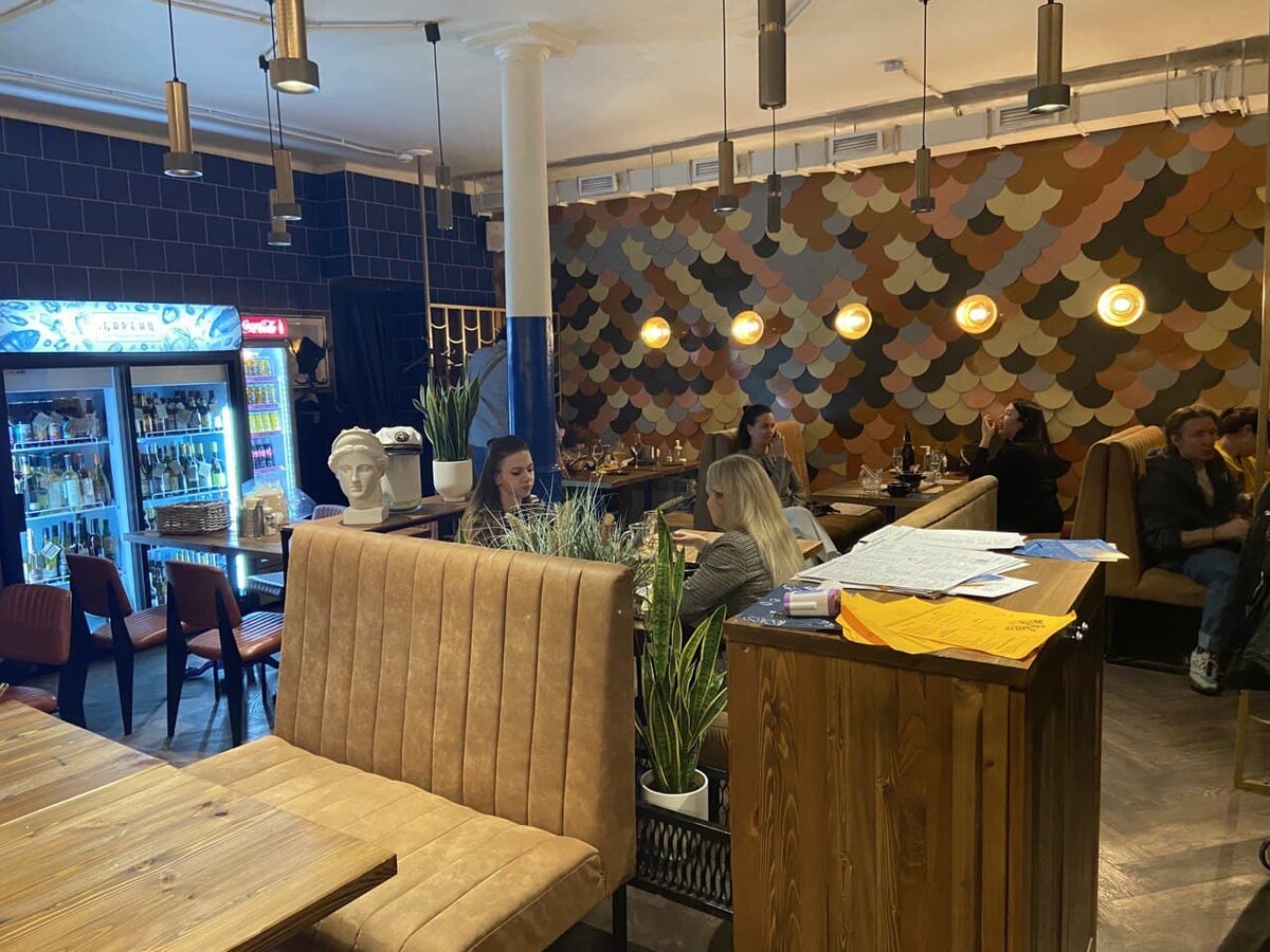 вторую стену украшает словно переливающаяся на солнце разноцветная рыбья чешуя