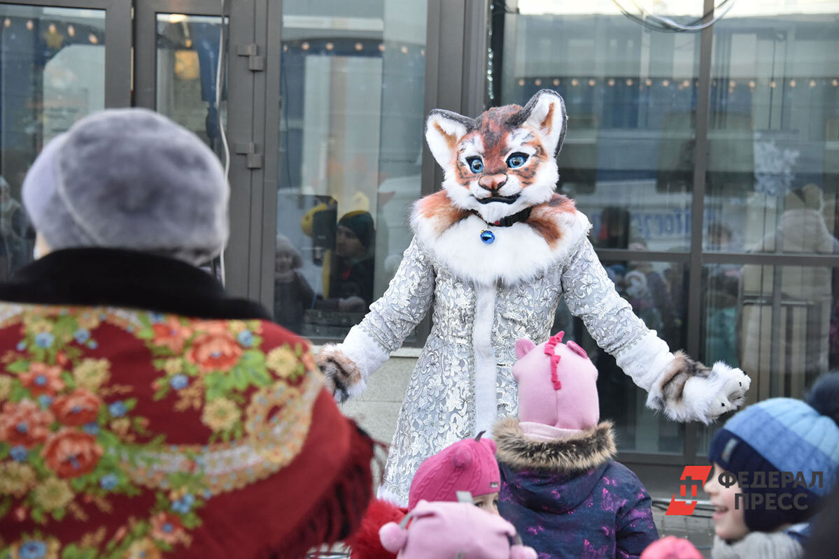 Новый год в зоопарке. Корнер новогодний на улице. Калининград новый год. Детские елки Ереван.