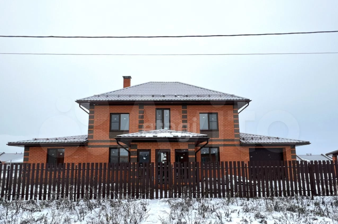 Вот такой дом с кирпичным фасадом, хорошими пластиковыми окнами, пристроенным гаражом и помещением под домашний мини-бассейн.