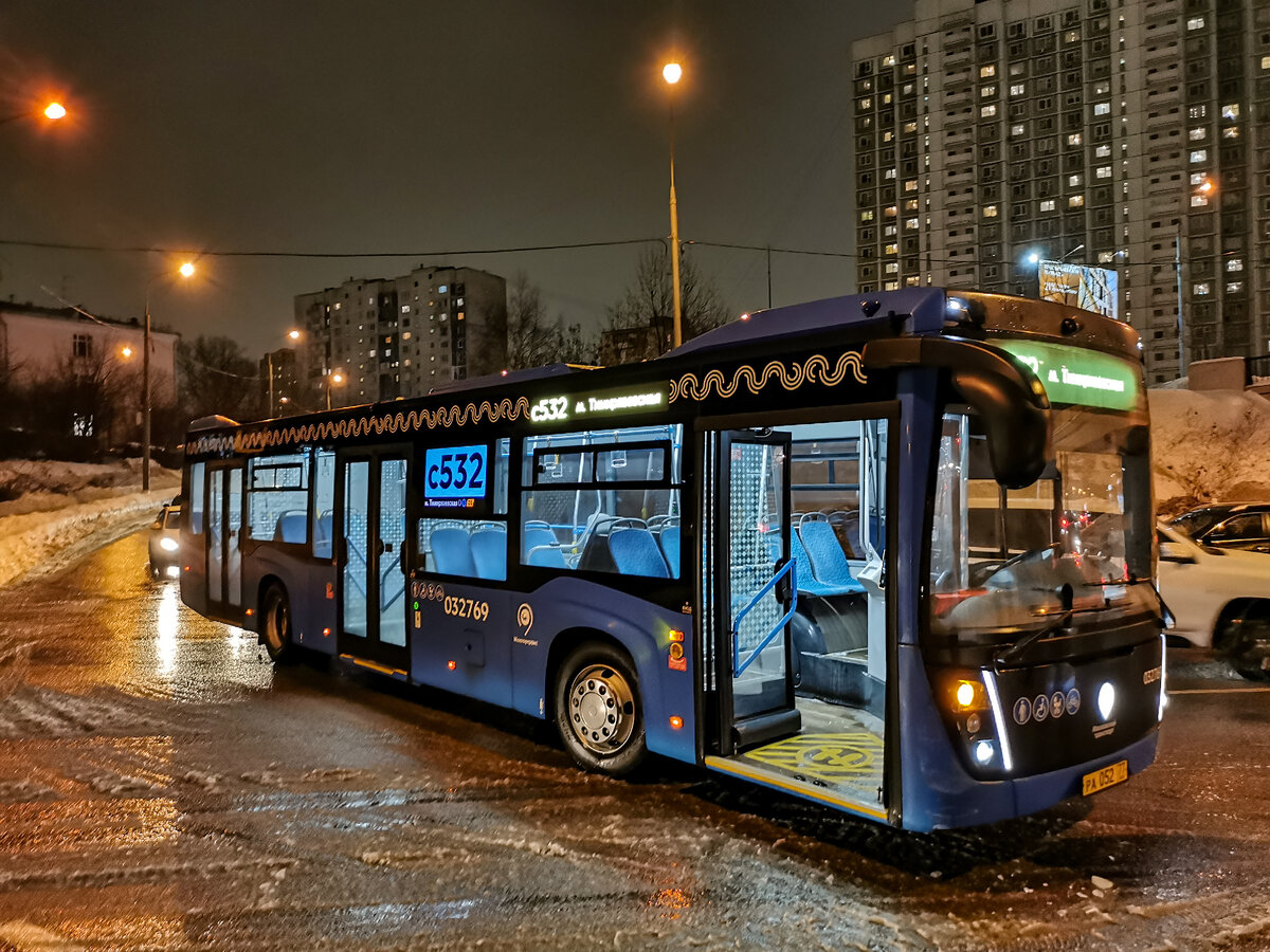 Подбитый автобус маршрута с532. Следы дтп заметны, если только внимательно присмотреться к нижней части передней стойки. Там царапины от автомобиля такси.