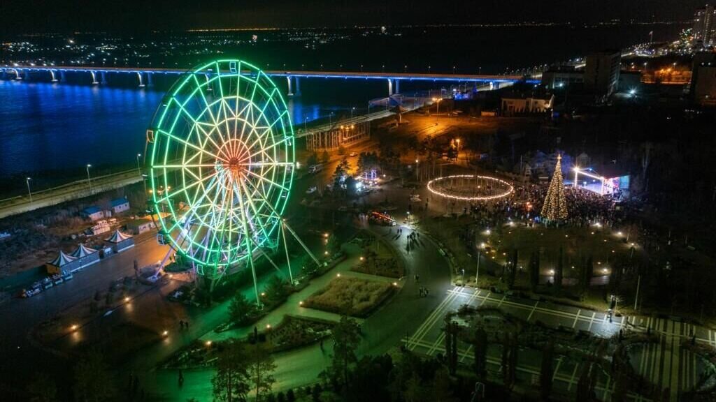     В новогоднюю ночь волгоградцы катались на ледовом катке и со снежных горок. Атмосферу создавала праздничная иллюминация и большие бенгальские огни.