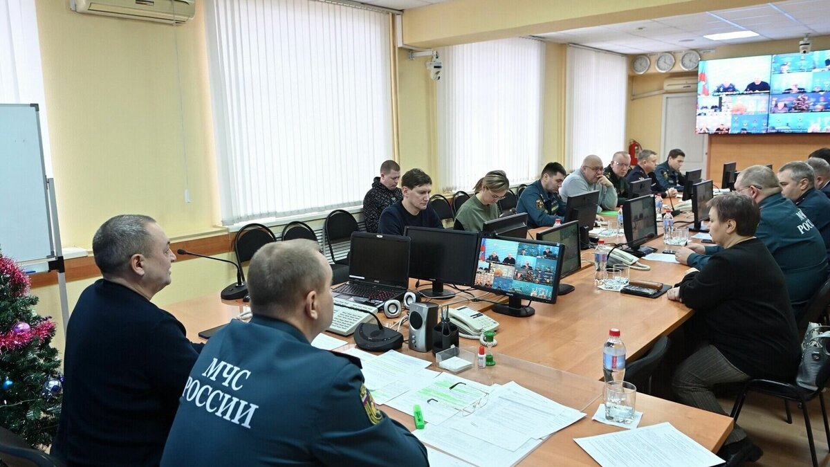     В связи с погодными условиями в новогодние выходные коммунальные и дорожные службы города находятся на усиленном дежурстве.