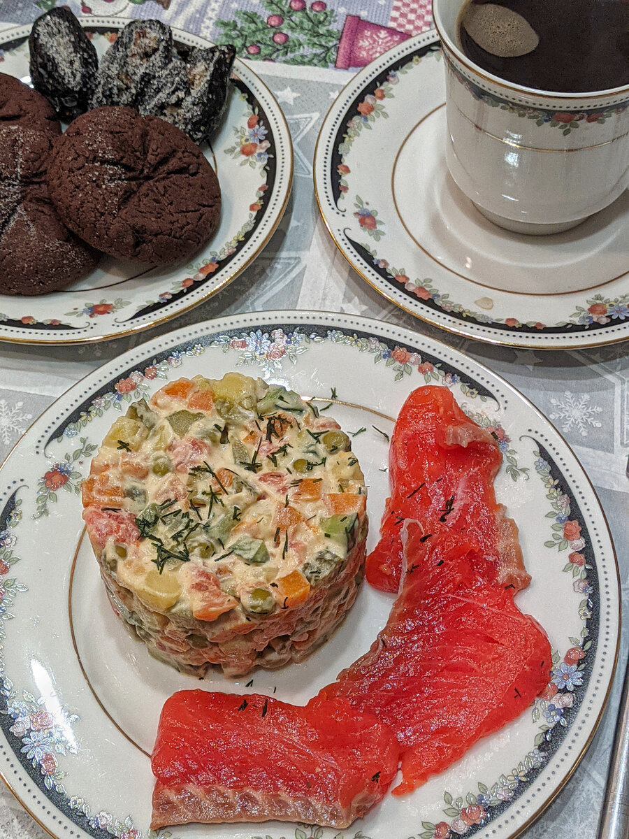 Рыбный Оливье, красная рыба, печенье, чернослив с грецкими орехами, кофе 