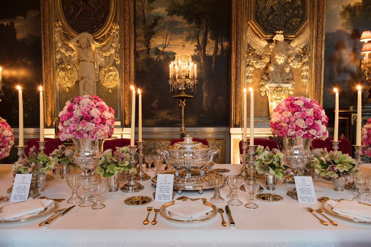 ГАЛЕРЕЯ ГЕРКЮЛЯ С ОБЕДЕННЫМ СЕРВИЗОМ, НА СТОЛЕ КОТОРОГО СТОИТ СЕРЕБРЯНАЯ СУПНИЦА, ПОДАРЕННАЯ ГРАФУ ОРЛОВУ ЕКАТЕРИНОЙ ВЕЛИКОЙ. ОЦЕНКА: 700 000–1 000 000 ЕВРО.