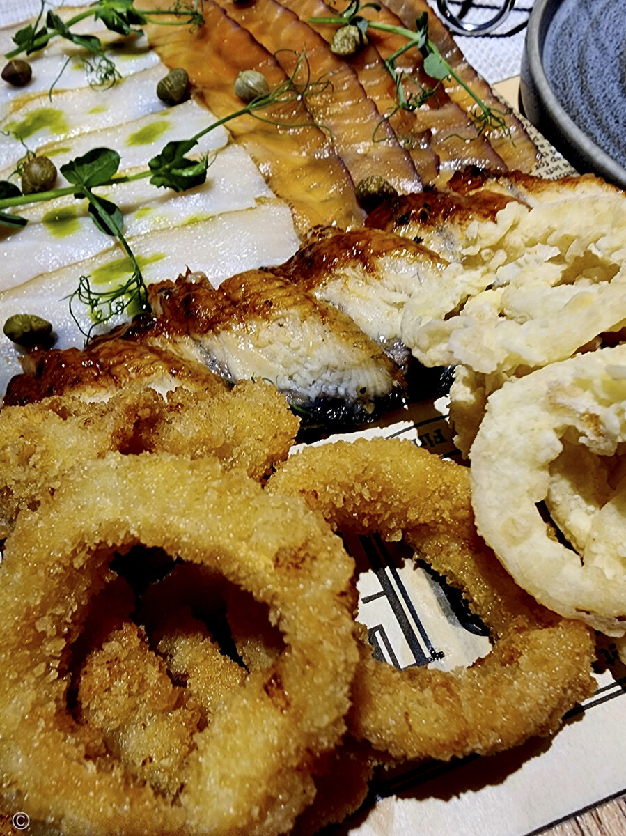 Рыбная доска выглядит аппетитно. Ресторан(гастробар) "Маяк", Сухум. Фото: Корчагина Татьяна 