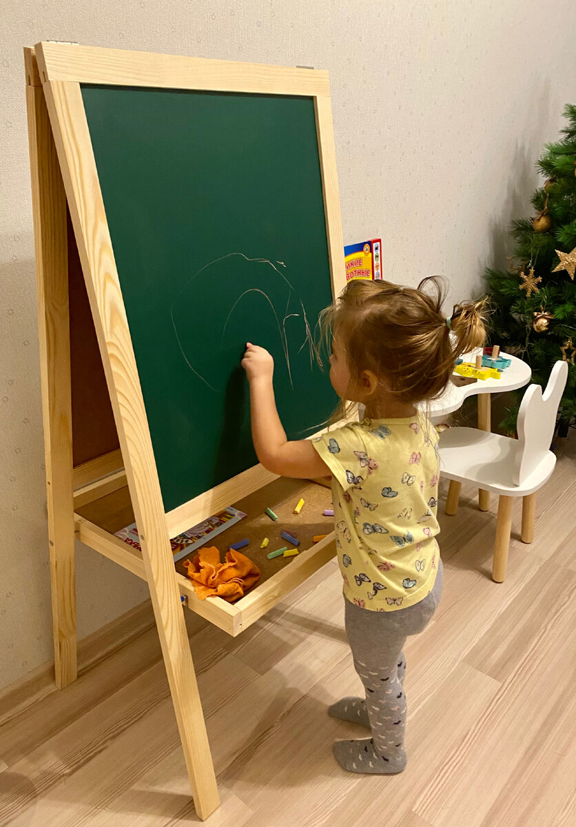 Юный художник в процессе