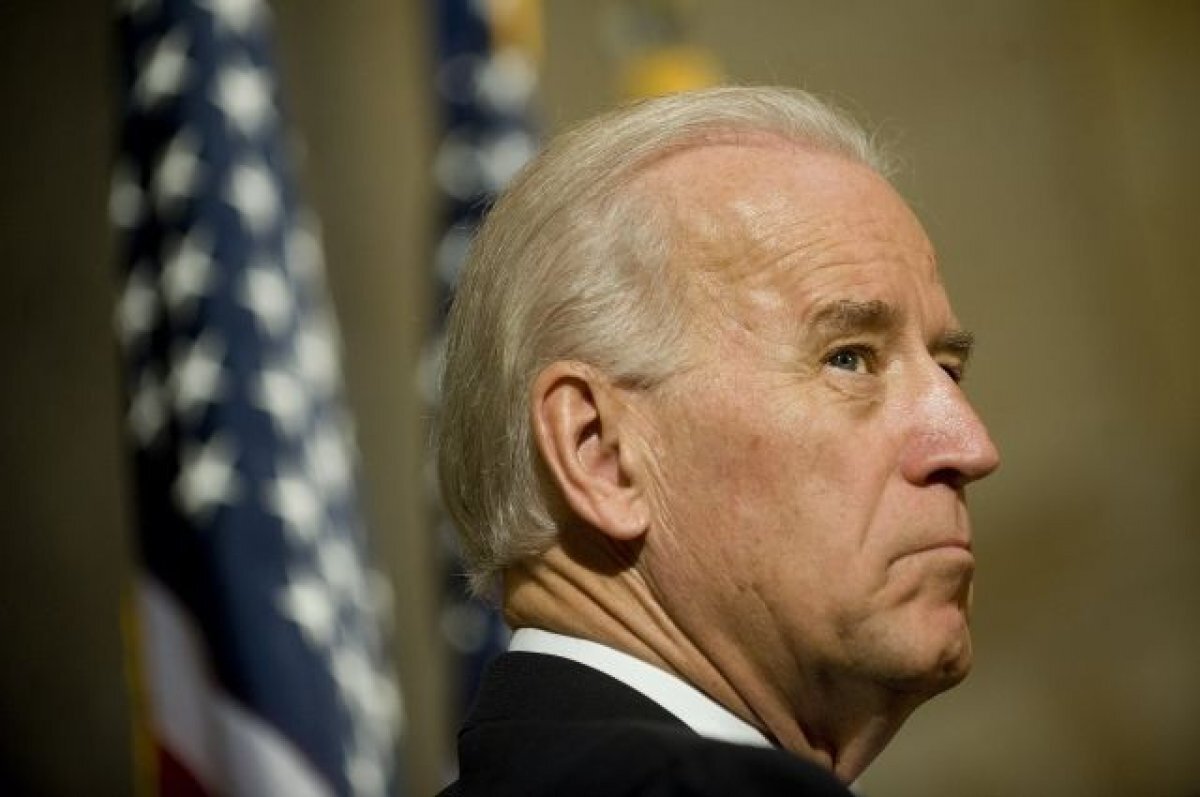    Появилось видео, как Байден убегает от журналистов