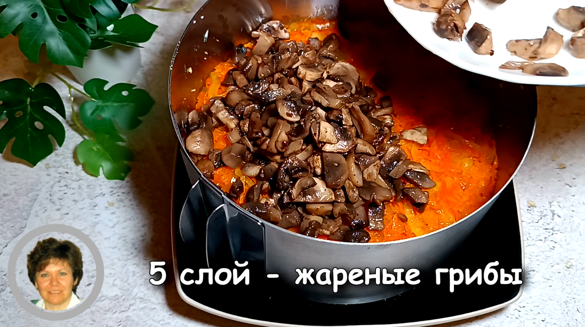 Салат с курицей грибами, черносливом и сыром