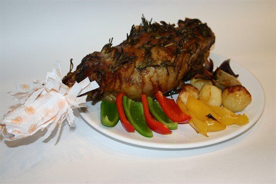    Запеченая нога ягненка