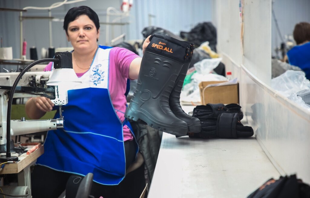 Тверские предприятия снабжают бойцов СВО одеждой, обувью и печками