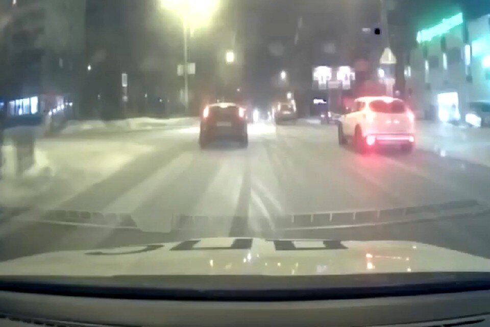    Автомобилиста остановили на улице Баумана. Фото: скрин видео УМВД по Мурманской области