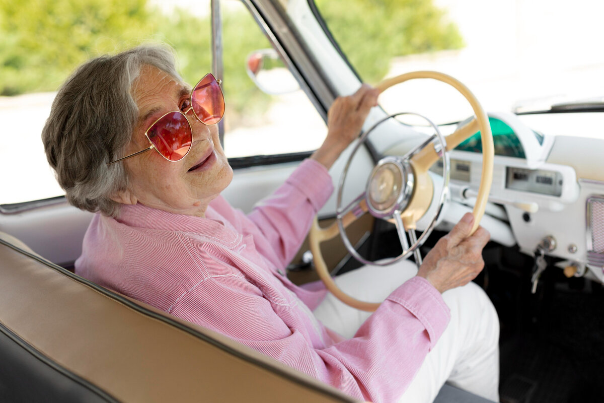 Машина для пожилых людей. Бабушка за рулем. Машина счастливая здоровье. Пожилой водитель.
