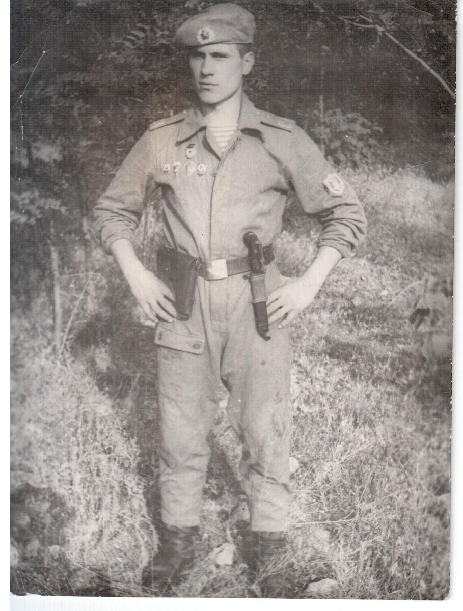 Николай Юрконенко во время службы в воздушно-десантных войсках. Листайте вправо