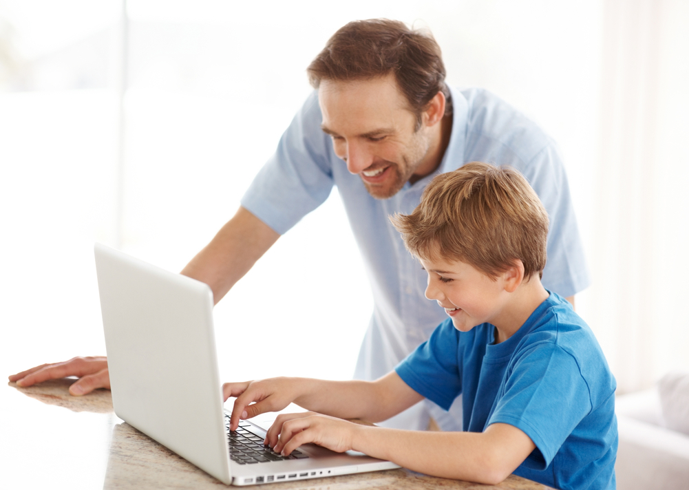 Наблюдают в интернете. Компьютер для детей. Папа и ребенок за компьютером. Ребенок за компьютером. Дети родители компьютер.