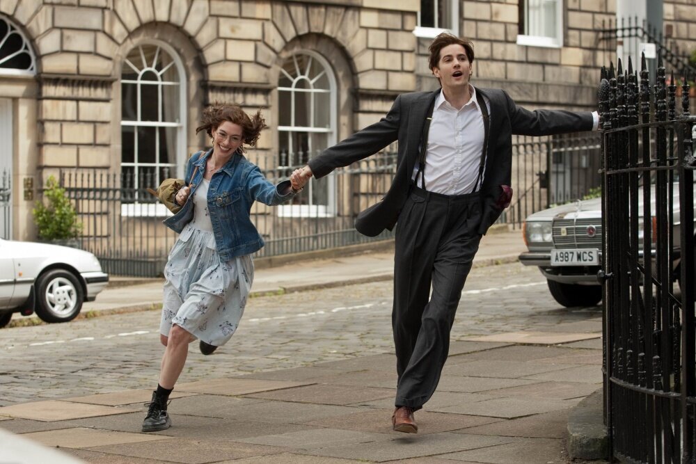 Отдельное удовольствие увидеть Энн Хэтэуэй в разных образах, с разными прическами, в разные периоды жизни главной героини.