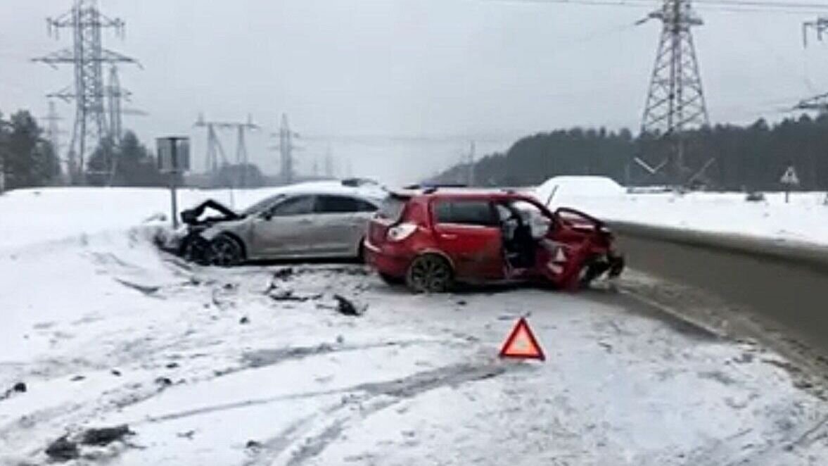     12 февраля на трассе Шопша – Иваново – Нижний Новгород столкнулись две иномарки Geely и Kia K5. Травмы получили трое взрослых и маленький ребенок 2021 года рождения, рассказали в областном управлении ГИБДД.