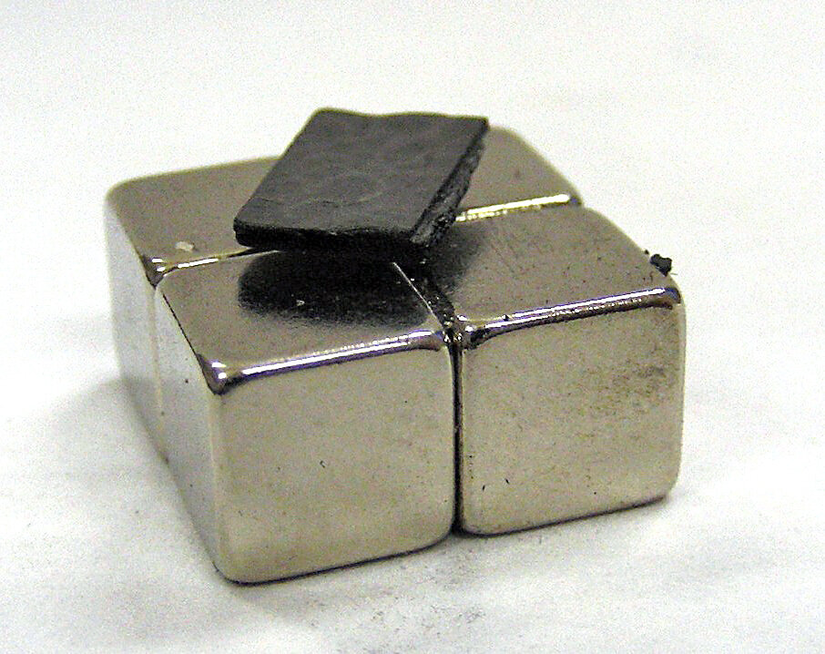 Левитация монокристалла графита в магнитном поле — неустойчивая в поле диполя, устойчивая в поле четырех диполей