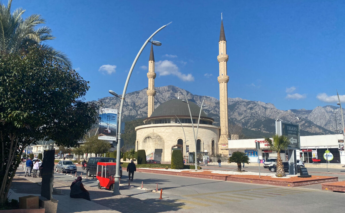 Мечеть в центре Кемера. Фото сестры автора