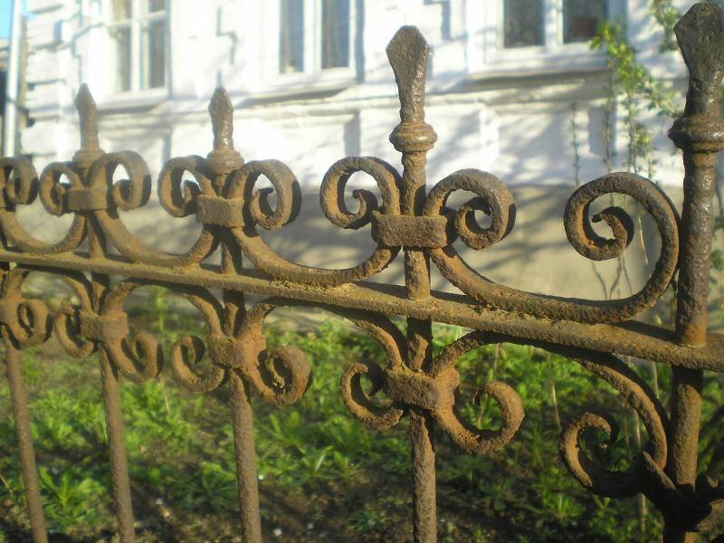 Ограда начала ХХ века вокруг бывшего дома помещика Фоменко