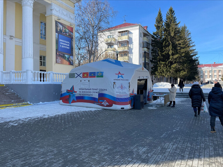    Курганцы могли узнать условия заключения контракта на военную службу в мобильных пунктах военкомата