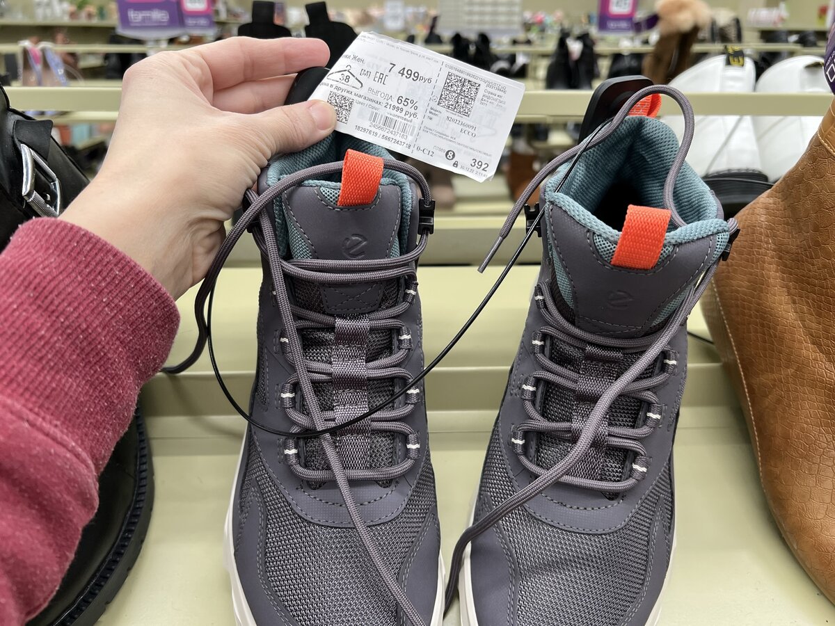 Вот эти ботинки из вологодской "Фамилии" меня в Сочи прямо-таки спасли: не промокают, теплые и стоили в 2 раза меньше, чем в магазине ECCO и у них на сайте 