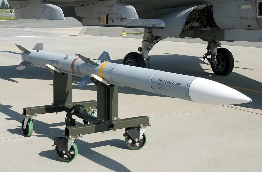 Aim 120 длина. Aim-120 AMRAAM. Ракета aim-120d. Aim 120 AMRAAM F-16. Aim 120 ракета.