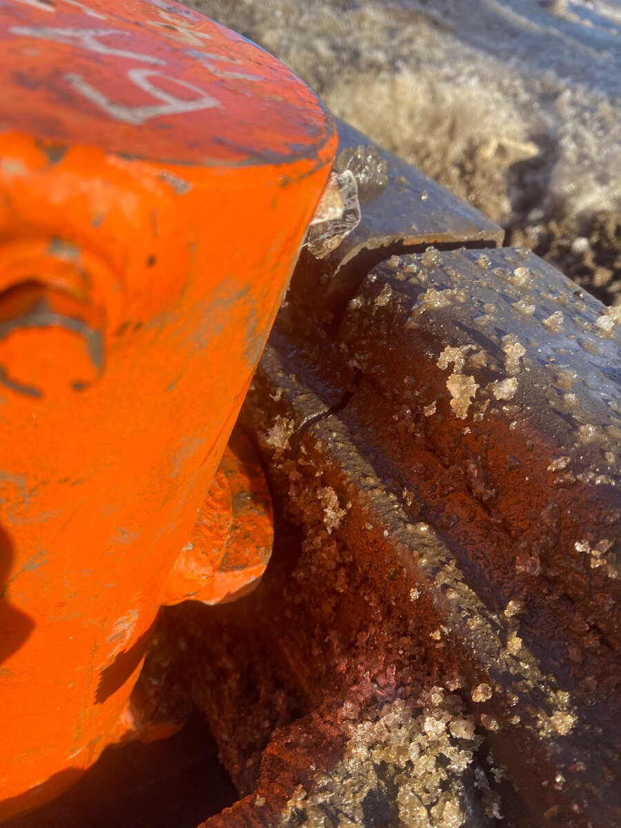 Лопнула прям по стыку 