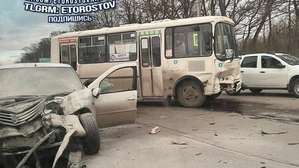     В Шахтах загорелся легковой автомобиль, которые врезался в рейсовый автобус, сообщили очевидцы в соцсети «ВКонтакте».