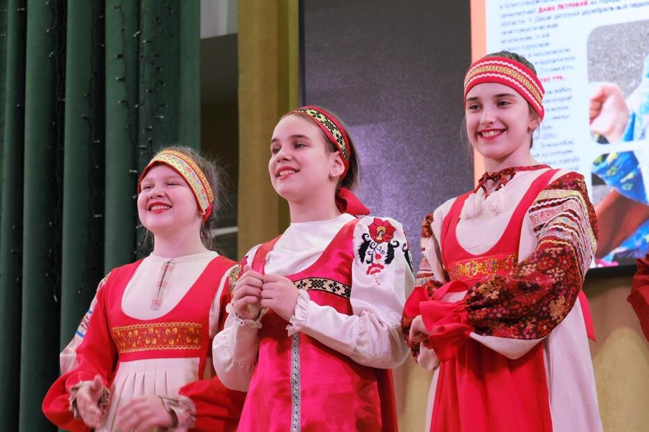 Участницы фольклорного ансамбля «Васильки» спели краснодарскую плясовую песню «При долинушке калинушка растет» 