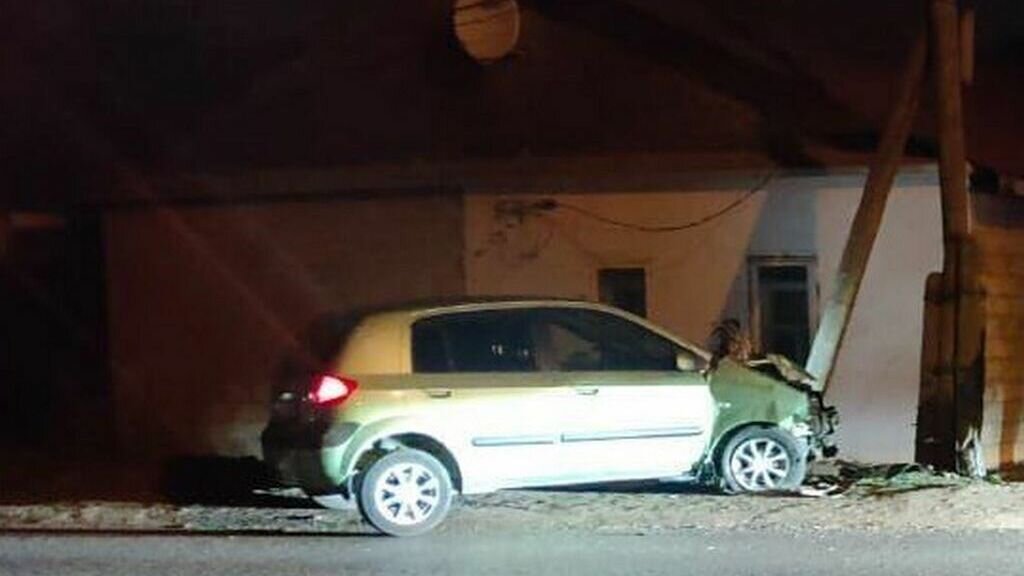     В Красноармейском районе Волгограда машина сбила человека на дороге и протаранила столб. В инциденте пострадал только пешеход, сообщает региональное ГУ МВД.