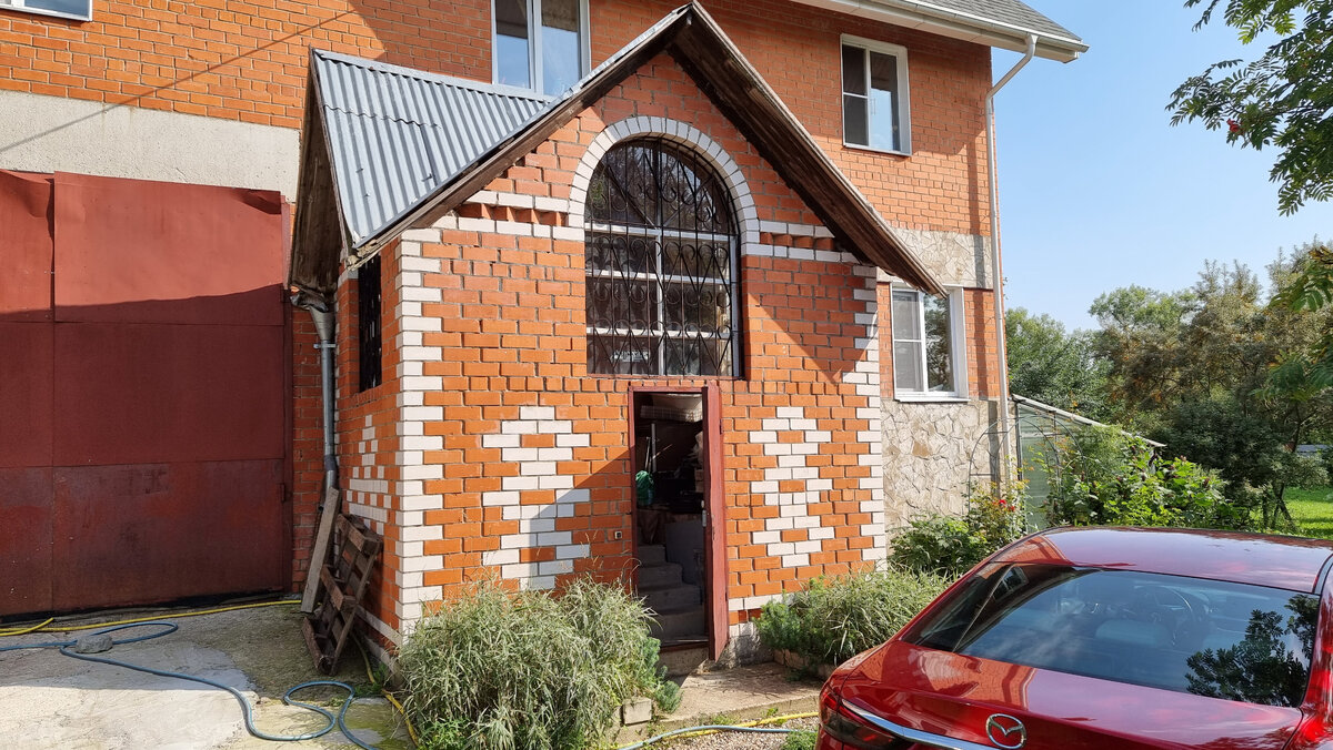 Изображение предоставлено Заказчиком (Иван). "Фрагмент фото фиксации существующего индивидуального жилого дома в части входной группы которая будет реконструироваться".